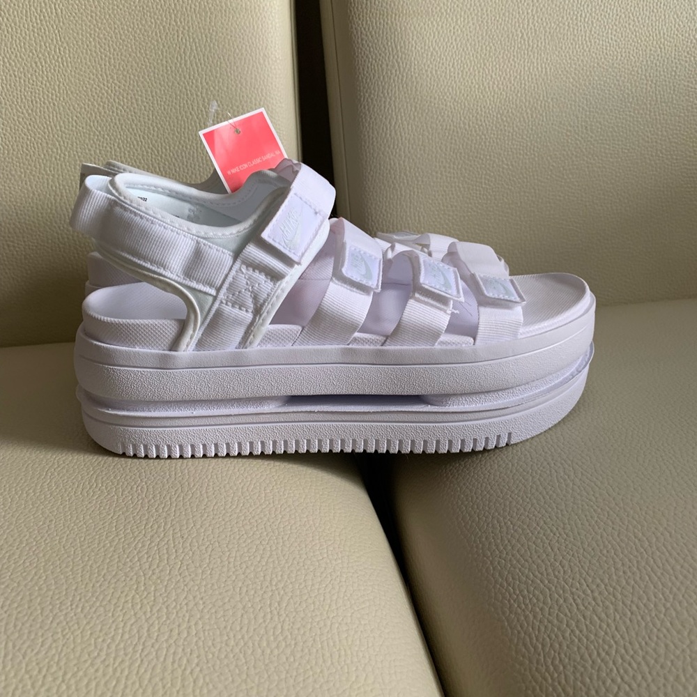 NWOB (WMNS) Nike Icon Classic
Sports White Sandals DH0223-100 - Picture 9 of 16